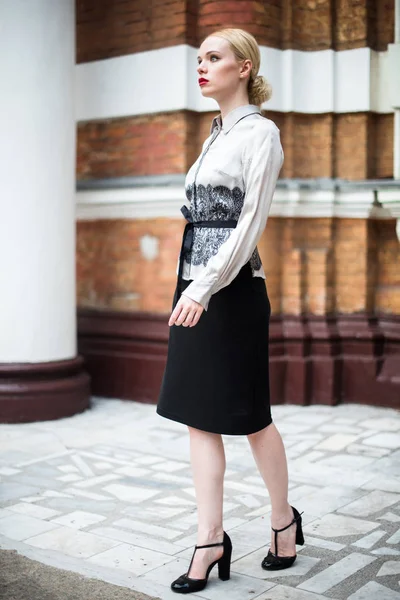 Resmi kıyafetler giyen genç ve güzel iş kadın