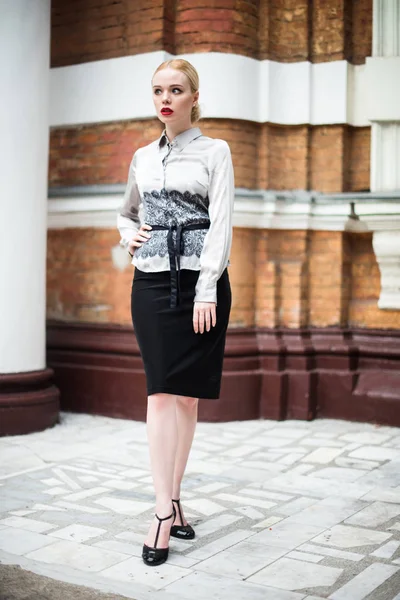 Resmi kıyafetler giyen genç ve güzel iş kadın