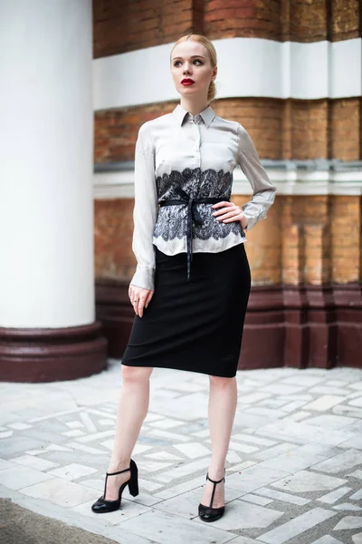 Resmi kıyafetler giyen genç ve güzel iş kadın