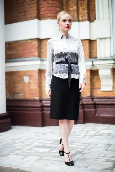 Resmi kıyafetler giyen genç ve güzel iş kadın