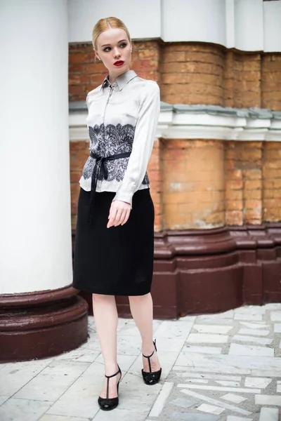 Mulher de negócios muito jovem vestindo roupas formais — Fotografia de Stock