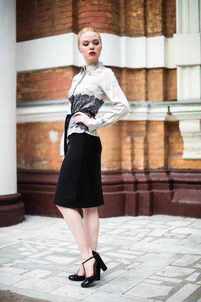 Resmi kıyafetler giyen genç ve güzel iş kadın