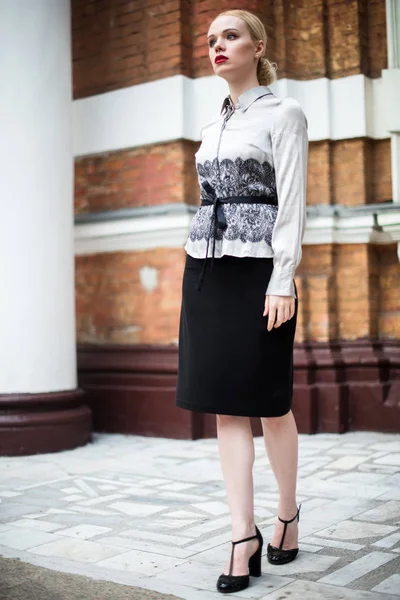 Resmi kıyafetler giyen genç ve güzel iş kadın