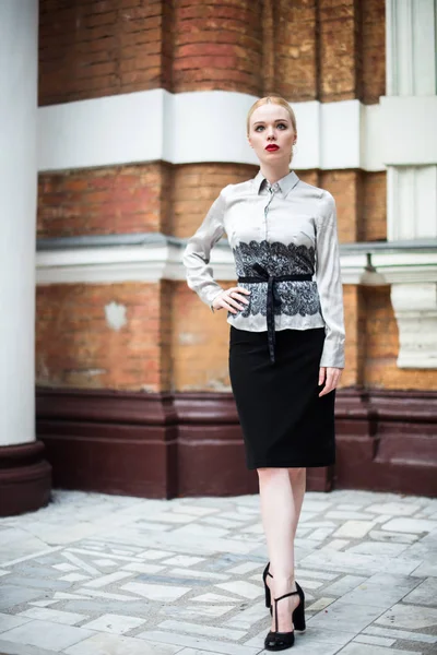 Resmi kıyafetler giyen genç ve güzel iş kadın