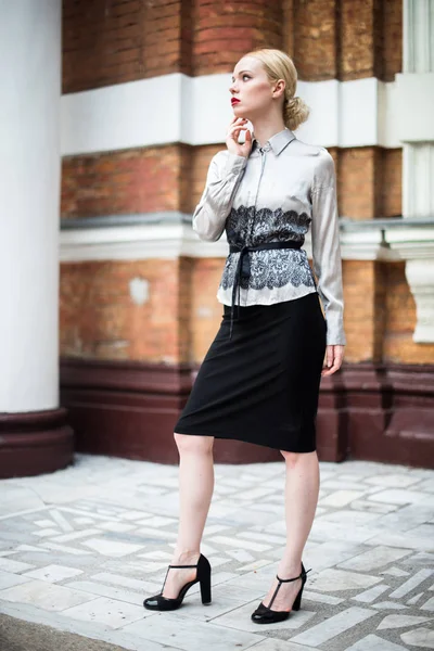 Resmi kıyafetler giyen genç ve güzel iş kadın