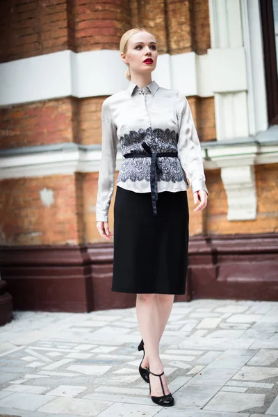 Resmi kıyafetler giyen genç ve güzel iş kadın