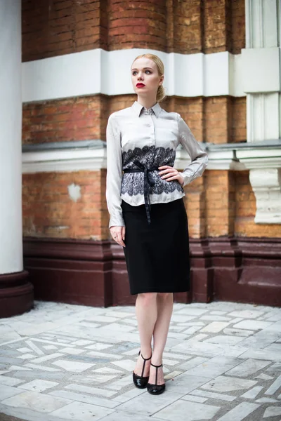 Досить молода бізнес-леді в офіційному одязі — стокове фото