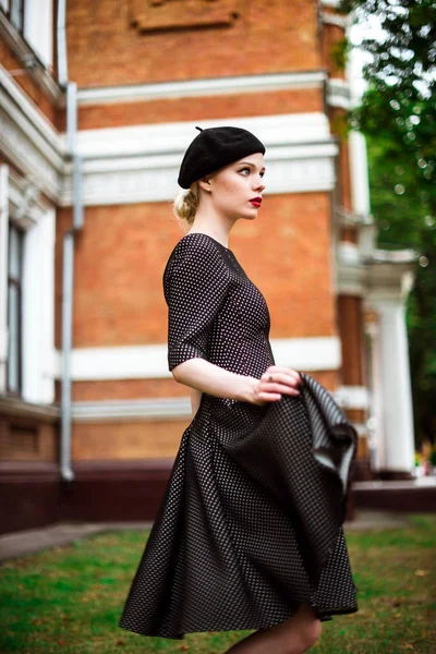 Piękna Blondynka atrakcyjna w sukni i beret na zewnątrz — Zdjęcie stockowe