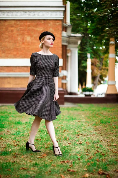 ドレスとベレー帽屋外で美しい魅力的なブロンドの女の子 — ストック写真