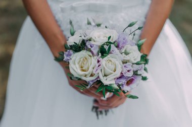 Güzel düğün buketi gelin elinde. Şakayık gül, pamuk, gül. Beyaz ve Vioolet. Modaya uygun ve modern düğün çiçekleri. Ticari için ideal fotoğraf.