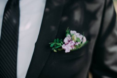 İlik tutan takım elbiseli damat