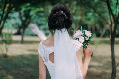 Güzel düğün buketi gelin elinde. Şakayık gül, pamuk, gül. Beyaz ve Vioolet. Modaya uygun ve modern düğün çiçekleri. Ticari için ideal fotoğraf.