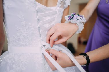 gelinin nedimesi gelinlik üzerinde yay bağlama