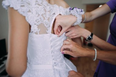 gelinin nedimesi gelinlik üzerinde yay bağlama