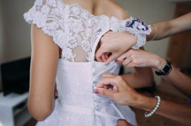 gelinin nedimesi gelinlik üzerinde yay bağlama