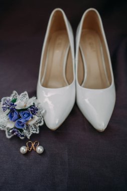 Gelin aksesuarları: dantel bluz, jartiyer, bale daireler, yüksek topuklu ayakkabılar