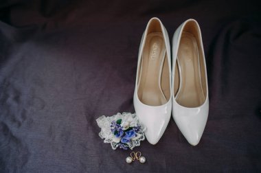 Gelin aksesuarları: dantel bluz, jartiyer, bale daireler, yüksek topuklu ayakkabılar