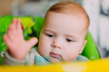 küçük şirin bebek toddler halı üzerinde kapatmak çok güzel mutlu duygusal evde oynarken gülümseyerek