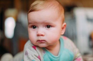küçük şirin bebek toddler halı üzerinde kapatmak çok güzel mutlu duygusal evde oynarken gülümseyerek