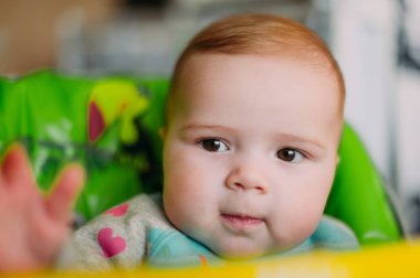 küçük şirin bebek toddler halı üzerinde kapatmak çok güzel mutlu duygusal evde oynarken gülümseyerek