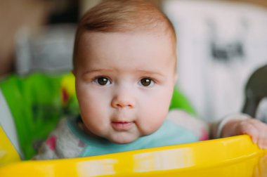 küçük şirin bebek toddler halı üzerinde kapatmak çok güzel mutlu duygusal evde oynarken gülümseyerek