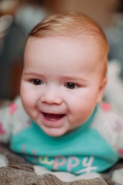 küçük şirin bebek toddler halı üzerinde kapatmak çok güzel mutlu duygusal evde oynarken gülümseyerek