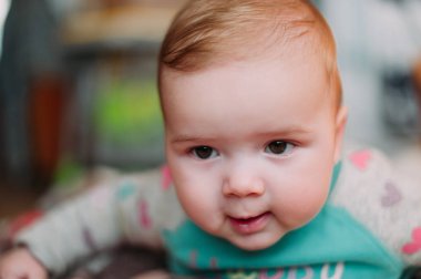 küçük şirin bebek toddler halı üzerinde kapatmak çok güzel mutlu duygusal evde oynarken gülümseyerek