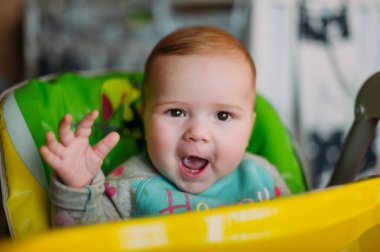 küçük şirin bebek toddler halı üzerinde kapatmak çok güzel mutlu duygusal evde oynarken gülümseyerek
