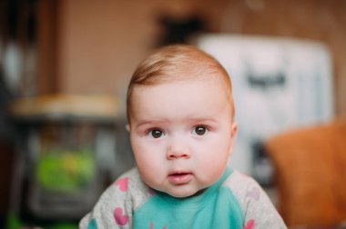 küçük şirin bebek toddler halı üzerinde kapatmak çok güzel mutlu duygusal evde oynarken gülümseyerek