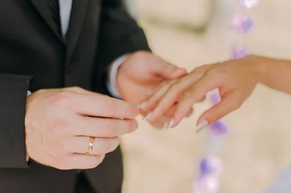 Imagen del hombre poniendo anillo de boda en la mano de la mujer — Foto de Stock