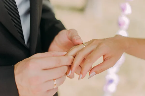 Imagen del hombre poniendo anillo de boda en la mano de la mujer — Foto de Stock