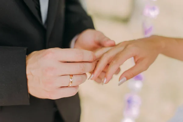 Imagen del hombre poniendo anillo de boda en la mano de la mujer — Foto de Stock