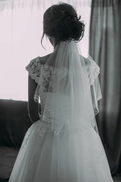 Bruden / unga kvinnor med brudklänning i mycket ljusa rum, några fina film bruseffekten lagt till — Stockfoto