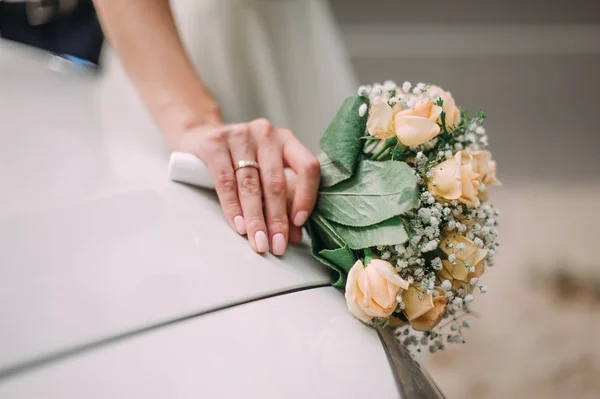 Belo buquê de casamento em mãos da noiva. Rosa de peónia, algodão, rosas. Branco e amarelo. Flores de casamento na moda e modernas. Foto ideal para comercial . — Fotografia de Stock