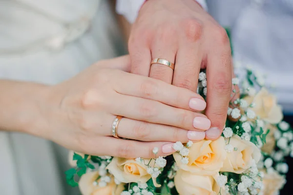 Immagine di uomo e donna con fede nuziale — Foto Stock