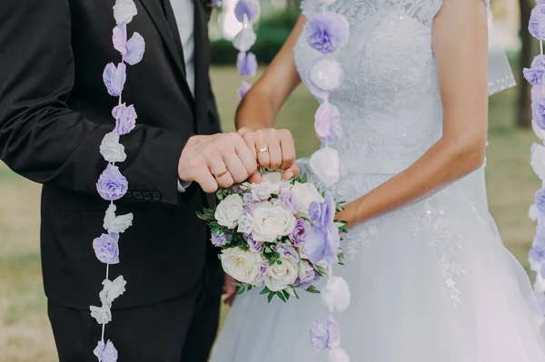 Immagine dell'uomo che mette la fede nuziale sulla mano della donna — Foto Stock