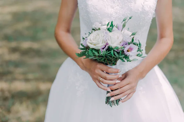 Schöner Brautstrauß in den Händen der Braut. Pfingstrose, Baumwolle, Rosen. weiß und vioolet. trendige und moderne Hochzeitsblumen. Ideales Foto für Werbezwecke. — Stockfoto