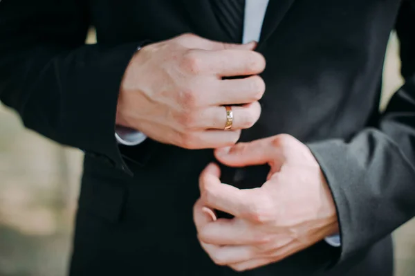 M'épouser aujourd'hui et tous les jours, les mains d'un couple caucasien de mariage — Photo