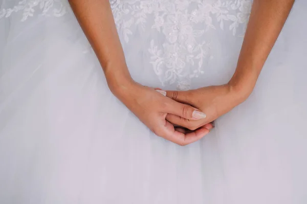 Una novia está sosteniendo las hermosas joyas (pendientes, colgante) en la mano — Foto de Stock