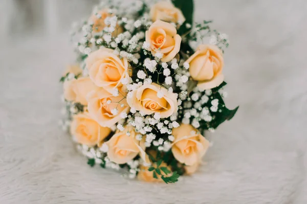 Bouquet di rose gialle e fedi nuziali — Foto Stock