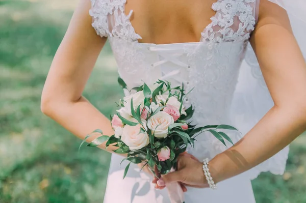 Belo buquê de casamento em mãos da noiva. Rosa de peónia, algodão, rosas. Branco e rosa. Flores de casamento na moda e modernas. Foto ideal para comercial . — Fotografia de Stock