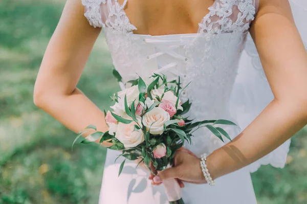 Όμορφη γαμήλια ανθοδέσμη στα χέρια της νύφης. Παιώνια τριαντάφυλλο, βαμβάκι, τριαντάφυλλα. Λευκή και ροζ. Μοντέρνα και σύγχρονη γαμήλια λουλούδια. Ιδανική φωτογραφία για εμπορική. — Φωτογραφία Αρχείου