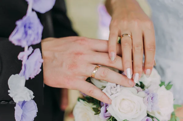 Imagem do homem colocando anel de casamento na mão da mulher — Fotografia de Stock