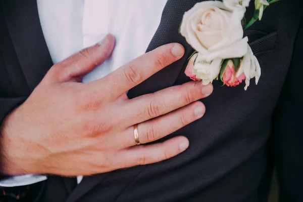 Casarse conmigo hoy y todos los días, las manos de una pareja caucásica boda — Foto de Stock