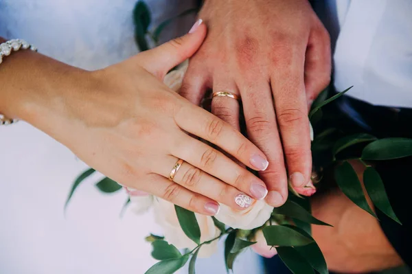 Foto de hombre y mujer con anillo de boda — Foto de Stock