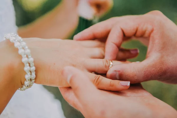 Imagen del hombre poniendo anillo de boda en la mano de la mujer — Foto de Stock