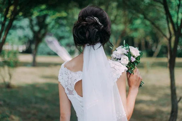 Belo buquê de casamento em mãos da noiva. Rosa de peónia, algodão, rosas. Branco e Vioolet. Flores de casamento na moda e modernas. Foto ideal para comercial . — Fotografia de Stock