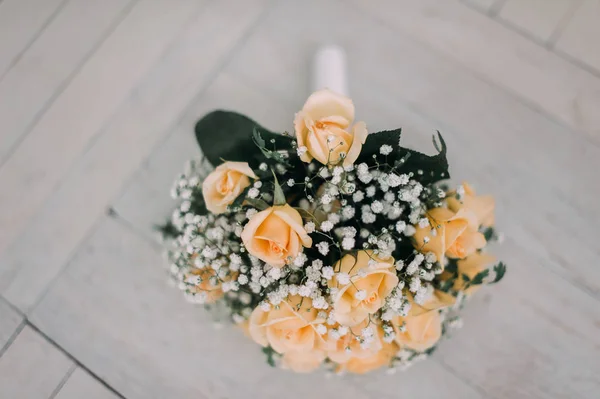 Bouquet di rose gialle e fedi nuziali — Foto Stock