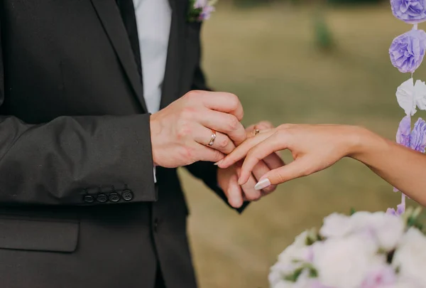 Εικόνα του ανθρώπου που βάζοντας το γαμήλιο δαχτυλίδι στο χέρι γυναίκα — Φωτογραφία Αρχείου