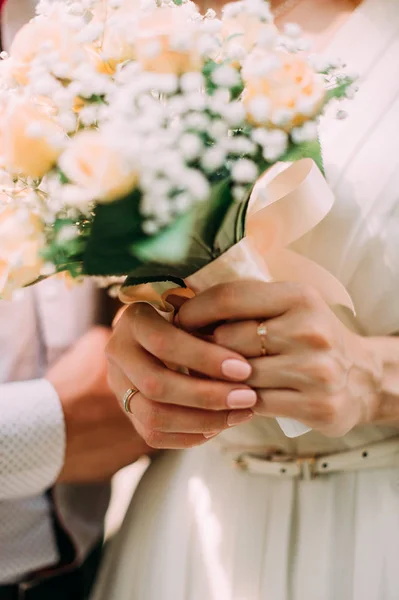 Schöner Brautstrauß in den Händen der Braut. Pfingstrose, Baumwolle, Rosen. weiß und gelb. trendige und moderne Hochzeitsblumen. Ideales Foto für Werbezwecke. — Stockfoto